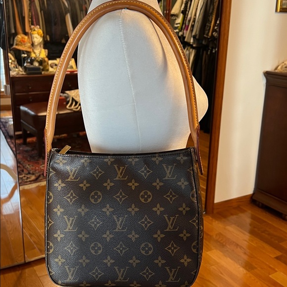 LOUSE VUITTON Handbags - Louse Vuitton Looping M bag